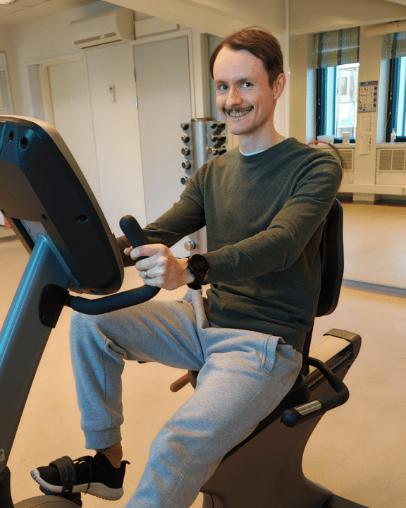 Henkilö polkee kuntopyörää.
