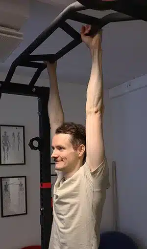 Martti näyttää esimerkkiä ja roikkuu tangosta